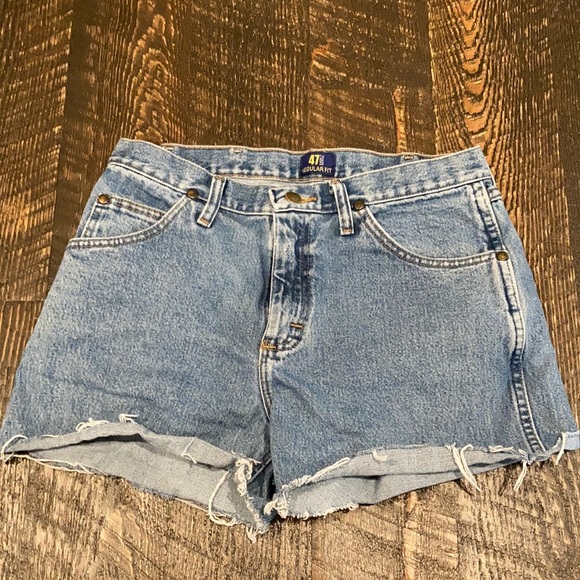 Wrangler Size 31 shorts, Good Condition, Super cute, Fits like a size 8 - Picture 1 of 2